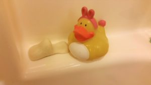 5 moldy bath toys cleaning tips. Prevent moldy bath toys with these 5 easy tricks. No more black, fuzzy mold. Organization and bath toy storage is important to dry toys between uses. Stop worrying and get cleaning. @naturalsoapmom.com #bathtoys #cleaningbathtoys #bathtubcleaning #tubtime #cleaningbathtubs #bathtoy