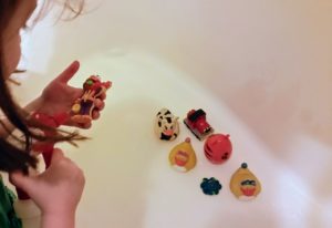 How to Clean Bath Toys - 5 Genius Hacks to Make It Easy. Keep your child from dangerous mold that can grow on bathtoys
