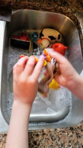 How to Clean Bath Toys - 5 Genius Hacks to make it simple. Avoid dangerous mold that can grow on your child's bathtoys the easy way. With bathtoys constantly in their mouths - keep them safe and healthy.