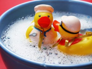 How to Clean Bath Toys - 5 Genius Hacks to Make it Easy. Avoid moldy bath toys the easy way!