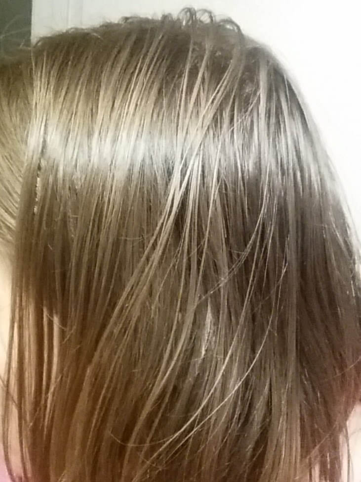 This is the best DIY dry shampoo recipe! Dry shampoo products like batiste contain toxic ingredients. Homemade dry shampoo is a great alternative - customizable for dark hair and for blondes. Learn tips how to use dry shampoo. Before and after photos show how well DIY dry shampoo works. @naturalsoapmom.com #dryshampoo #batiste #dryshampooready #batistedryshampoo #postworkouthacks #momhacks #momlife #momhacksforthewin #momtips #noshowernoproblem #camping #campinghacks