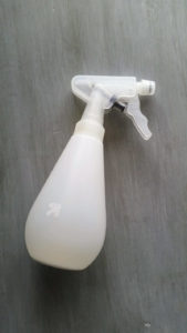 This is the best DIY dry shampoo recipe! Dry shampoo products like batiste contain toxic ingredients. Homemade dry shampoo is a great alternative - customizable for dark hair and for blondes. Learn tips how to use dry shampoo. Before and after photos show how well DIY dry shampoo works. @naturalsoapmom.com #dryshampoo #batiste #dryshampooready #batistedryshampoo #postworkouthacks #momhacks #momlife #momhacksforthewin #momtips #noshowernoproblem #camping #campinghacks