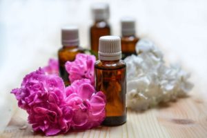 This is the best DIY dry shampoo recipe! Dry shampoo products like batiste contain toxic ingredients. Homemade dry shampoo is a great alternative - customizable for dark hair and for blondes. Learn tips how to use dry shampoo. Before and after photos show how well DIY dry shampoo works. @naturalsoapmom.com #dryshampoo #batiste #dryshampooready #batistedryshampoo #postworkouthacks #momhacks #momlife #momhacksforthewin #momtips #noshowernoproblem #camping #campinghacks