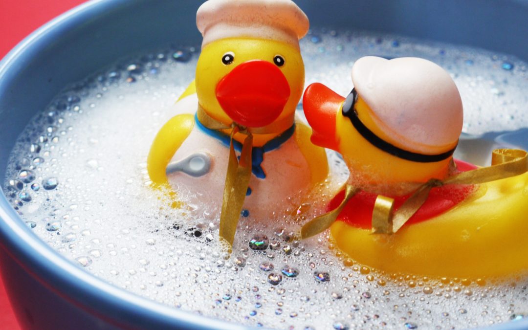 How to Clean Bath Toys - 5 Genius Hacks to Make It Easy. Keep your child from dangerous mold that can grow on bathtoys